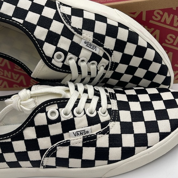 Vans WMNS Authentic Lowpro Embroidered Check Black/M
VN000D041 KP
Sneakersrs - Picture 14 of 16